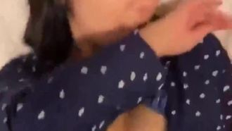 La fille aux gros seins s'est fait baiser les seins et ses seins se balançaient violemment avec les poussées sur le lit~