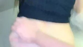 Sfida a fare sesso nel bagno degli uomini del centro commerciale, con teneri seni rosa, vita e glutei sottili, eccitazione intensa e orgasmi