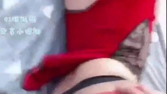 La migliore e tenera amichetta indossa tutti i tipi di abiti sexy per sedurre e fare sesso. Ha un bellissimo corpo e una figa rosa.