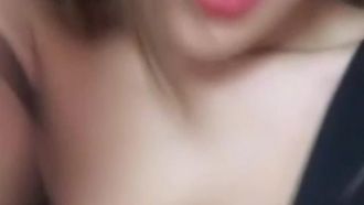 옷가게 점원은 돈을 벌기 위해 주변에 아무도 없는 동안 그녀의 가슴 착유 및 성기 노출을 생방송하기 위해 뒤쪽으로 갔다