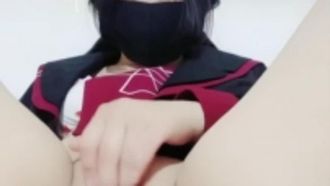 Menina da escola com orgasmos uniformes e é fodida forte por um vibrador e esguicha descontroladamente