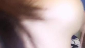 Un'ancora erotica che chiacchiera nuda con la sua voce sussurrata, i suoi teneri seni bianchi che sbavano
