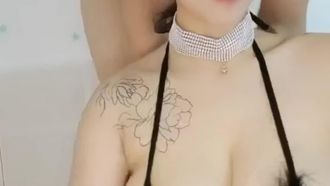 La piccola troia dal seno grande fa sesso appassionato. Non è obbediente e viene legata e scopata. Il grosso cazzo viene premuto contro la testa e le viene scopato la bocca.