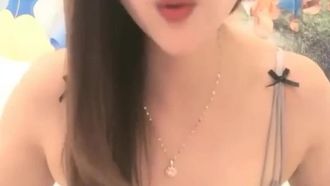 高顔值美少妇和炮友啪啪，69开档肉丝上位骑乘，搞完休息下再来第二炮