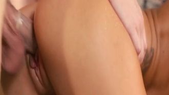 섹시한 란제리를 입은 멋진 아름다움은 고급 호텔에서 거대한 자지를 가진 그녀의 남자 친구에 의해 범해집니다.