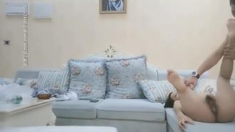 Я назначил встречу девушке в белом с хвостиком, флиртовал и лизал ее крупным планом