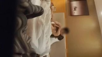 剛大學畢業的牛仔短褲翹臀性感美女被特別會玩的男友操的時間太久不讓乾了,尤其是後插邊幹邊拍-上集
