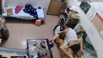 La telecamera di casa è stata rotta e costretta ad aprire il TP. Una coppia di mezza età ha fatto sesso in soggiorno durante la prima serata. L'uomo colto con gli occhiali si è alzato e lo ha scopato da dietro non trovo il foglio dopo aver sborrato.