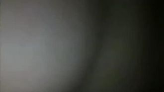Il cognato pervertito che ha un feticismo dei piedi confonde la cognata che ha un figlio a casa, le lecca i piedi e le scopa la figa