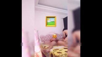 La moglie dal culo grosso ha raggiunto l'orgasmo e ha urlato oscenità, ho dimenticato di verificare. Non è un brutto cazzo originale.