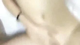 黒のストッキングを履いた女性警察官のバービーは、黒のシルクストッキングの制服を着て、セックスフレンドに奉仕し、中出しセックスをしているのがとてもクールです。