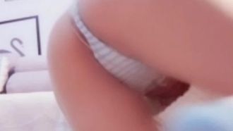 Das persönliche Spielzeug des neuesten Blockbuster-Internetstars ist zu einem hohen Preis maßgeschneidert und vollständig freigeschaltet. Sie masturbiert mit Liebessaft und spricht in obszönen Worten über sich selbst. Der Sexpunkt ist sehr hoch. Verpassen Sie es nicht.