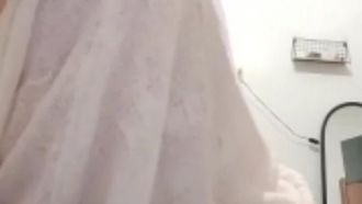 裸でオナニーするのが好きなショートヘアの女の子は、男性とセックスしたくて局部が濡れてしまいます。