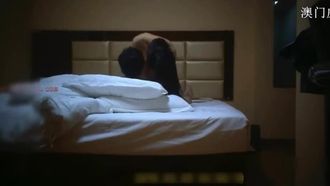 Сяо Лэйцзы трахает сексуальную и красивую девушку уровня богини в платье в отеле. Потрахав ее один раз, она не удовлетворена и хочет продолжать. Красавица не хочет и быстро одевается.