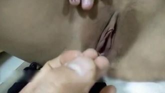 Bambina che impara a disegnare