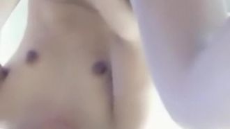 A peituda tira a fantasia sexy em um show sedutor e tira aos poucos, lambendo os seios e vazando a bucetinha, que é peluda
