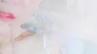 [Se filtró presentadora china] Una presentadora veterana con buena apariencia y pupilas se masturba en un gran espectáculo. Su coño está rosado y desnudo, y gime y jadea cuando dos dedos se clavan en él en la cama.