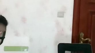 Die Göttin mit gutem Aussehen und Temperament tanzt verführerisch und verführt den Wachmann, ihm Oralsex zu geben.
