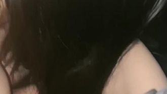 Die Schönheit mit schwarzen Strümpfen und Schal [Xixi Baoer] hatte Sex mit einem Auto am Straßenrand. Jetzt verabredete sie sich mit einem Fan, um einen Dreier mit ihrem Auto zu machen während.
