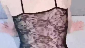 La super sexy dea di Twitter [Shanghai Sharing Hot Wife] si incontra con diversi fusti e fa sesso con loro e li sbatte contro il culo color pesca dalla vita sottile