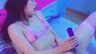 細くて白くて優しいネット有名人の女の子のファンが私室でサスペンダーベルトをして自分に触れることに耐えられない、とても欲しい