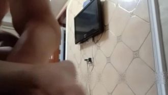 Eine schöne junge, kürzlich geschiedene Frau wurde bei sich zu Hause gefickt