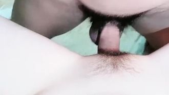 [Incesto estremo] Mia cugina con un bel seno e una figa rosa lo voleva di nuovo, ma quando la sua bestiale cugina mi ha spinto, ha iniziato a scoparla senza preservativo. Mia cugina ha urlato di desiderio e mi ha chiesto di farlo delicatamente, così potevo venire senza un preservativo.