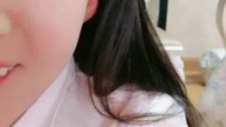 Le pupille dell'impertinente conduttrice veterana si masturbano e le allacciano la figa in uno spettacolo, con un vibratore inserito nella figa e un footjob, un primo piano della sua figa allacciata con un massaggiatore È molto allettante.