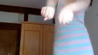 Ich gebe vor, Tanzaufsichtsbeamter zu sein! Lassen Sie ein Mittelschulmädchen ihre Muschi öffnen, um zu sehen, ob sie Jungfrau ist