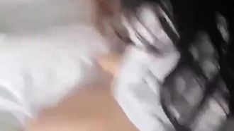 说话彪是彪，不过倒是蛮听话，打着电话还乖乖吃两口