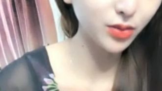 털이 없는 보지와 날씬한 몸매를 가진 미소녀가 알몸으로 춤을 추며 유혹을 하고 있다. 의자에 왁스 마사지기를 떨어뜨리고 자위 도구를 사용하여 JJ를 문지른다.