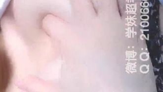 바닐라 걸검은 색 스타킹 JK 딜도가 핑크색 보지를 빠르게 삽입하고 하얀 주스가 흘러 나올 때까지 놀아줍니다.