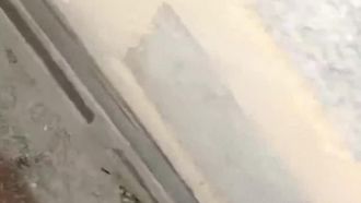 Милое личико показало свою страсть на улице, не только текла, но и занималась сексом. Этот подонок начал играть с ней в машине, приподняв ее маленькую попку и обнажив сиськи, делая минет сзади.