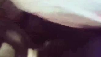 부대의 재정 언니가 소변을 보러 화장실에 갔다가 상사에게 포피 성기를 들고 따라오며 강제로 피리를 불고 얼굴에 사정을 당했다.
