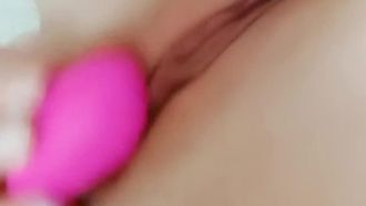 セクシーな継母は昼食を作っています。その黒いレースのパンティーが彼女の息子を動物的な欲望に駆り立てます。ついに彼は継母との最後の性的タブーを破り、彼女を性交します。