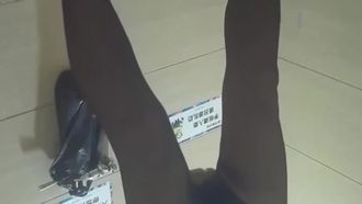 Banheiro selecionado TP belezas com meia preta fazendo xixi