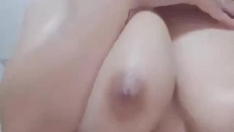 요정 메이크업, 큰 가슴, 찐빵이있는 아름다운 앵커, 욕실에서 알몸, 화장실에서 진동기로 샤워하기, 원하면 자위 쇼, 놓치지 마세요