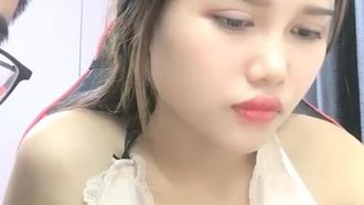 Une belle fille vietnamienne avec une belle apparence a des relations sexuelles avec un chinois. Après cela, faites une pause et faites la deuxième.