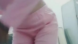 Une technicienne de SPA travaille à temps partiel comme présentatrice sur une certaine plateforme. Tout en travaillant, elle a filmé franchement en train de se masturber et de faire une pipe à un client tout en se faisant toucher les seins.