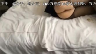 91 Dio civettuolo, una coppia in un albergo, una sorella post-anni '90, una studentessa, vestita da domestica, rasata, sesso anale senza preservativo, uno di loro sanguina, dialoghi in mandarino 720P versione completa