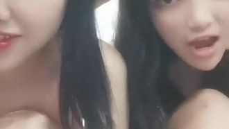 兩個00後極品蘿莉學妹4P多人運動全都無套隨意抽插嫩穴愛液多多