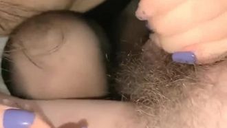 会社の秘書とセックスするために深夜残業、黒ストッキングとハイヒールの制服で誘惑、机の上で情熱的なファック、オープントップ黒ストッキング足コキ、無毛マンコのイマラチオ、あらゆる種類の突き、直接中出し