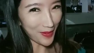 A mulher mais lasciva [Southern United International Body Model] fica com um fã hardcore no estacionamento e tem um caso com lindos seios, pernas longas e um cavalo