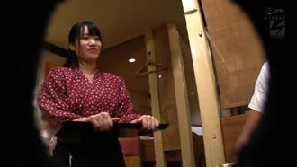 都内人気の和食居酒屋で働く看板ムスメあみちゃん（20才）は脱いだら重量感のある超美巨乳だった！ 元気と爱娇のあるタイプだったがベッドじゃまさかの赤面…ピュア过ぎたので押して口説いてAVデビューしてもらいました！！ ナンパJAPAN EXPR