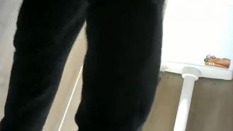 ショッピングモールの女子トイレでパジャマとスリッパを着て放尿する美女のパノラマ写真が、実際にショッピングモールのトイレに現れた。
