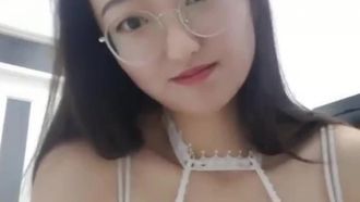 Ti darò un dolce morso. Una ragazza dall'aspetto dolce con gli occhiali indossa un vestito sexy ed espone i suoi grandi seni. Si massaggia il culo e si tocca.