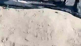 Zwei Schwestern treffen sich draußen mit Passanten und haben Spaß bei der Live-Übertragung, es ist so sexy 2
