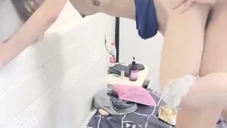 Meu namorado e seu parceiro sexual fazem um trio com uma garota bonita de uniforme escolar. Quero sentar na cara do meu namorado e gozar em cima de mim.