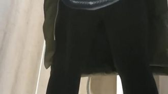 La última filtración de diciembre es una toma panorámica del baño de una linda chica con gafas que hace un signo de victoria a la cámara.