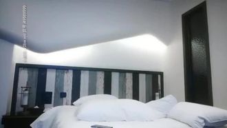 한국 여자와 약속을 잡고 고운 피부로 정상에 올라